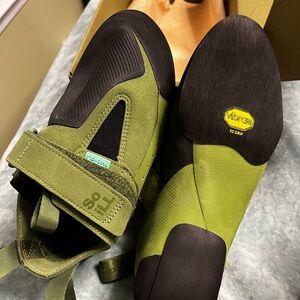 So iLL Stay — Green Climbing Shoes with Vibram Sole